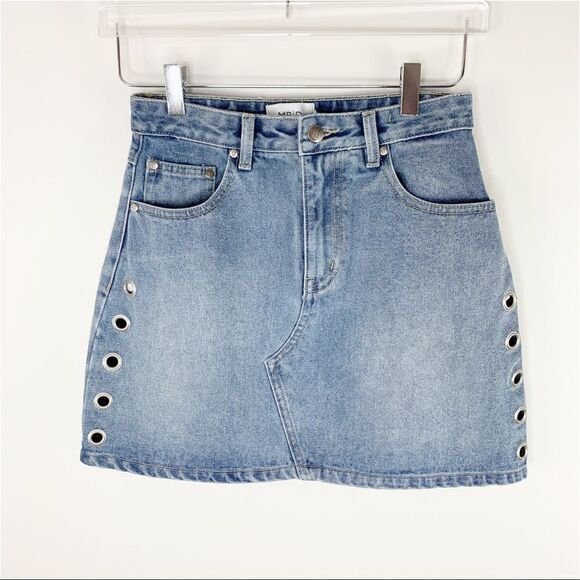 MP | D MinkPink Denim Silver Grommet Light Wash Mini Skirt‎ Sz Small New - Picture 1 of 10